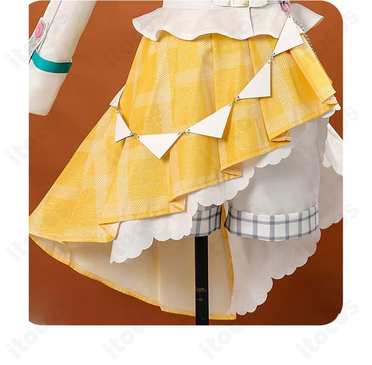 スカート前面装飾の近接図（パネル切替と装飾ライン）