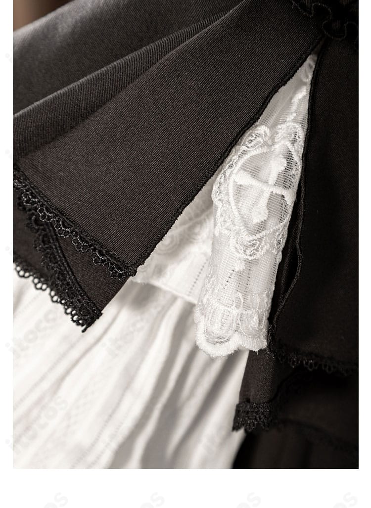 スカート部分の装飾。段フリルとレースの配列、クラシカルなゴシック意匠。