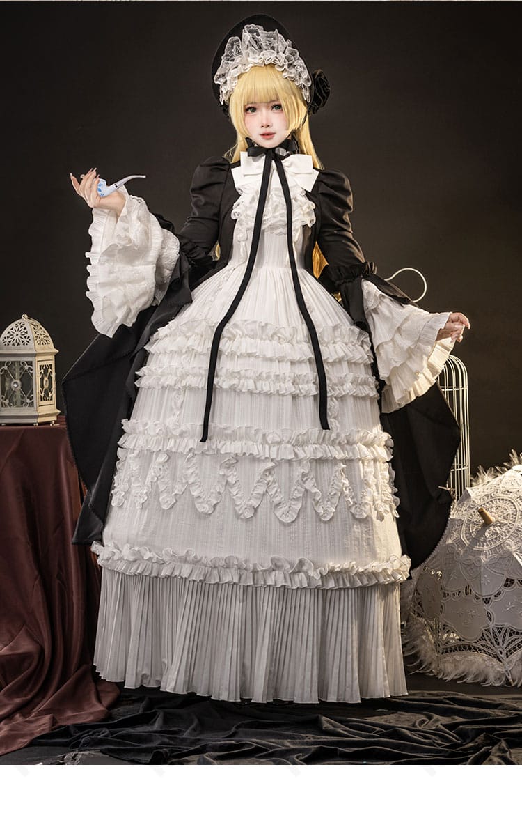 正面細部。襟元からウエストにかけてのレース・フリル配置が分かるアップ。