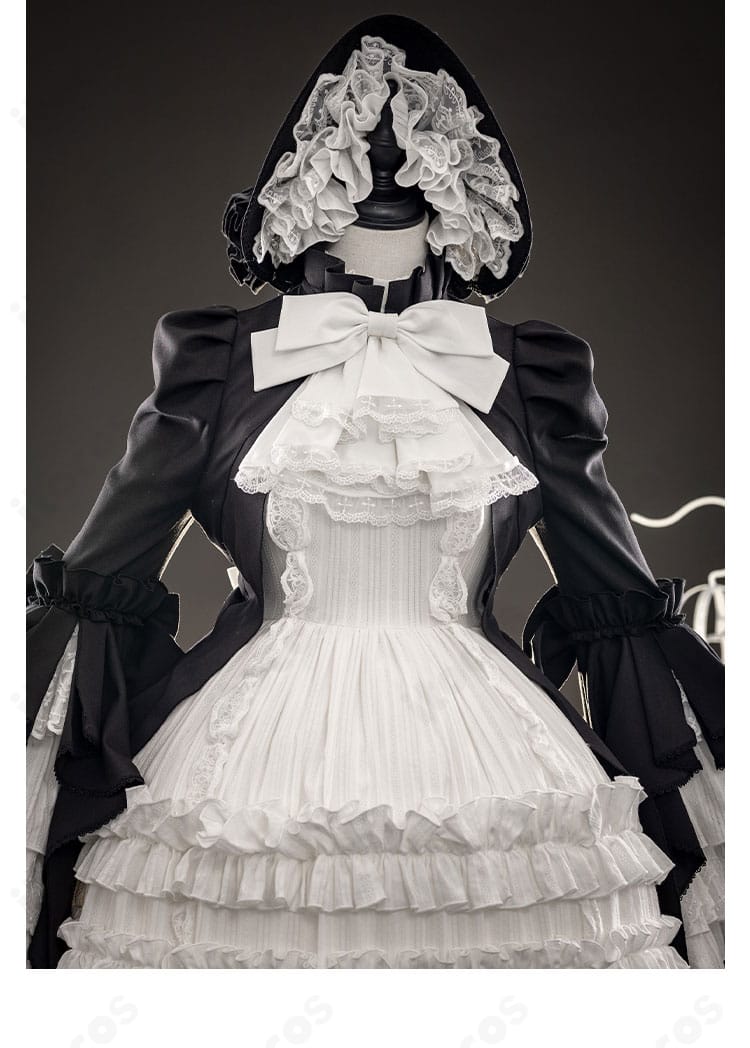 ドレス上部の装飾。ボンネット風の帽子と襟元スカーフ、胸元レースの特徴的ディテール。