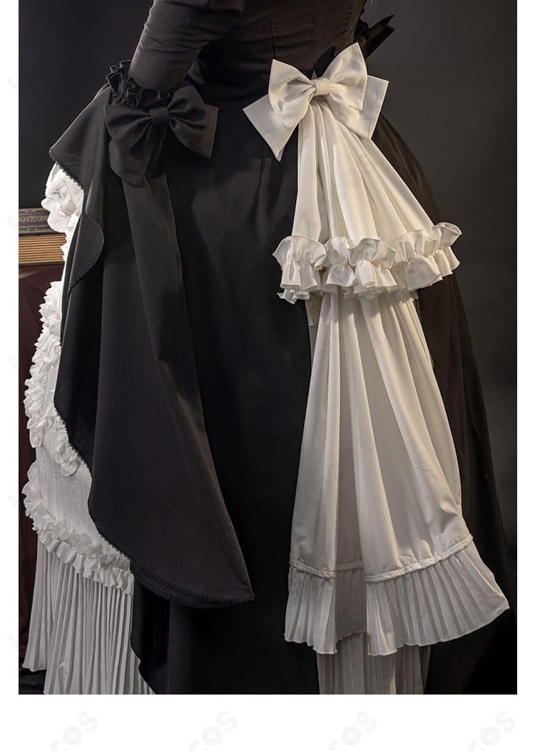 背面スカートの装飾。縁取りとフレアの広がり、後ろ裾の表情。