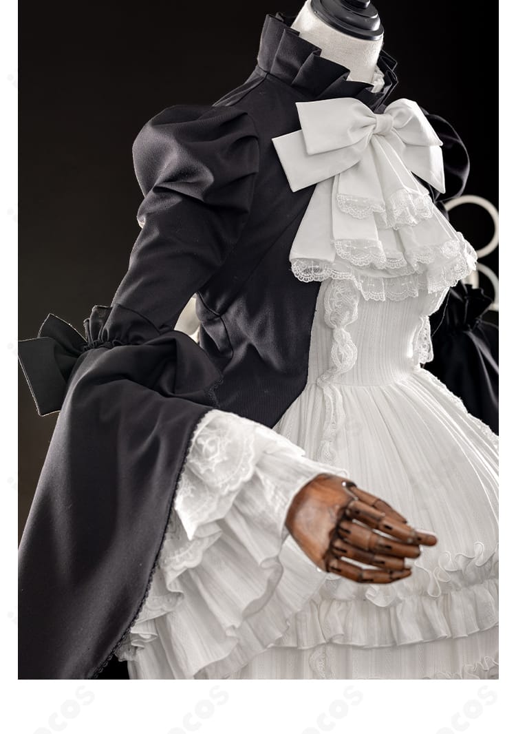 肩〜袖の装飾詳細。パフスリーブのギャザーと袖口フリルの構成。