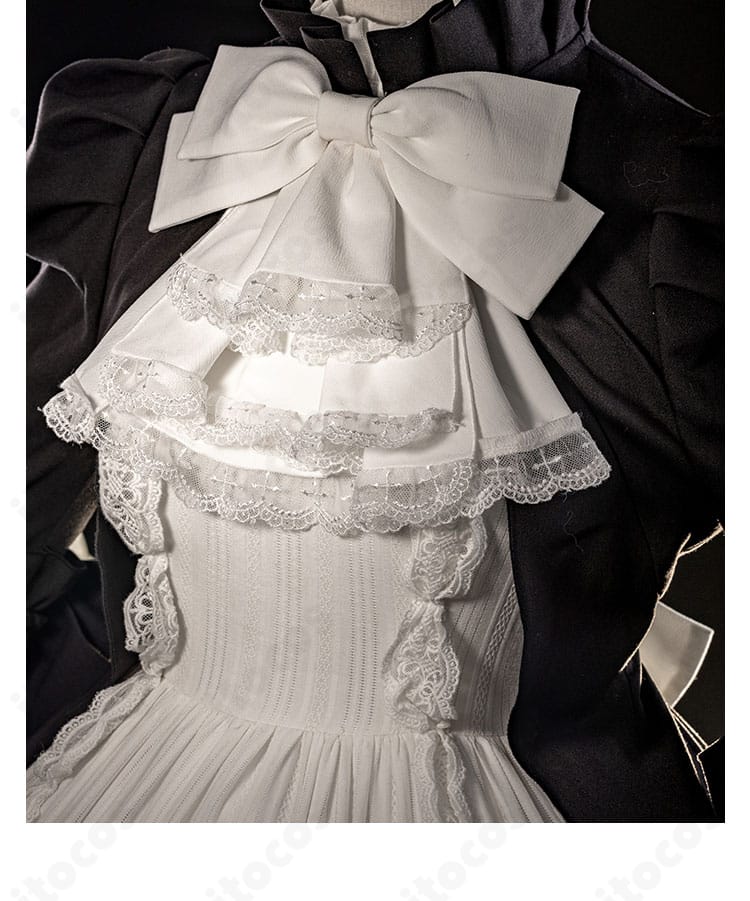 背面の蝶結びクローズアップ。結び目とテールの長さ、レース縁取りを強調。