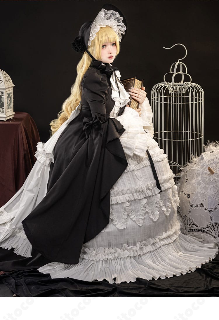 右側ディテール。袖と身頃の装飾、レースの重なりやブレードの質感に焦点。