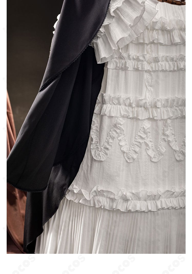 スカートのストライプ風切替の近接。生地の陰影で立体感を表現。