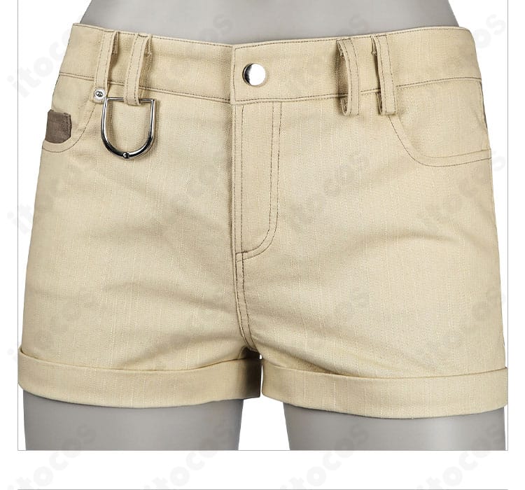 ショートパンツ前面のディテール。ボタン・ステッチ・生地の質感を強調。