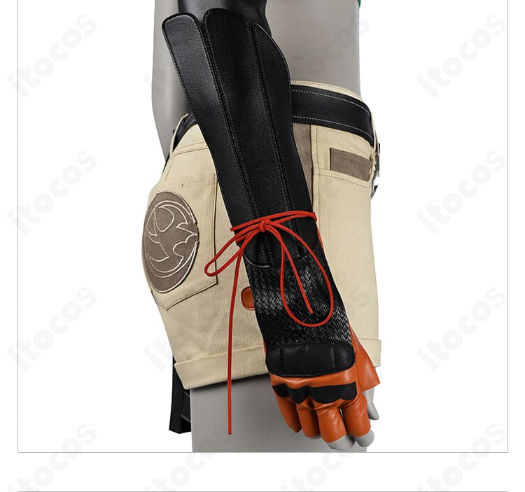 手袋と手甲（手鎧）の装飾アップ。ステッチとエッジの仕上げが分かる。