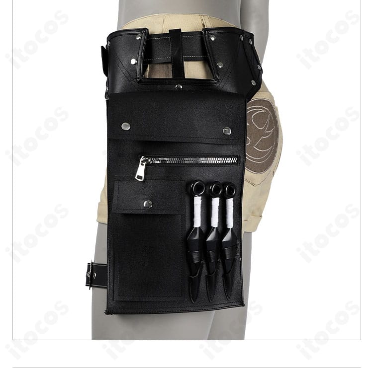 腰の小型バッグ風アクセサリーの接写。実用的な収納と装飾性を両立。