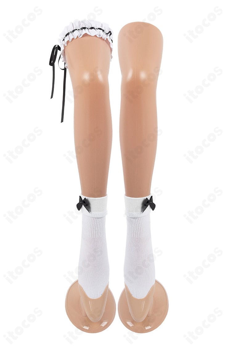 レッグアクセと靴下の細部。柄の配置と質感を示すクローズアップ