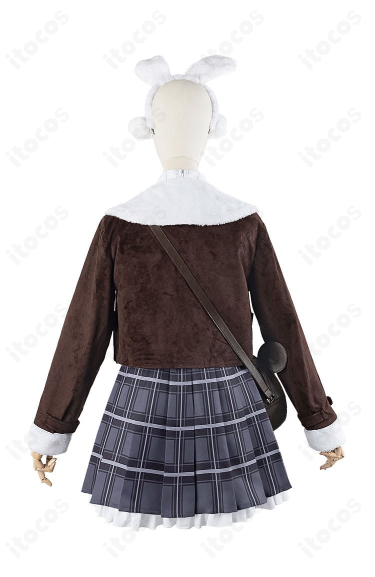 背面全体。コートの後ろ姿とサロペットのバックスタイルまで再現した写真