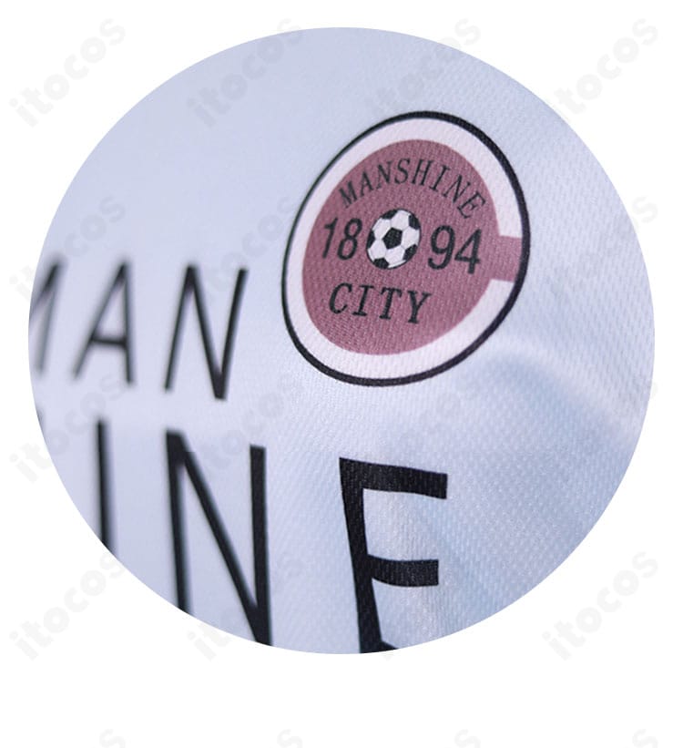 胸元エンブレムとライン装飾のディテールが分かる前面クローズアップ