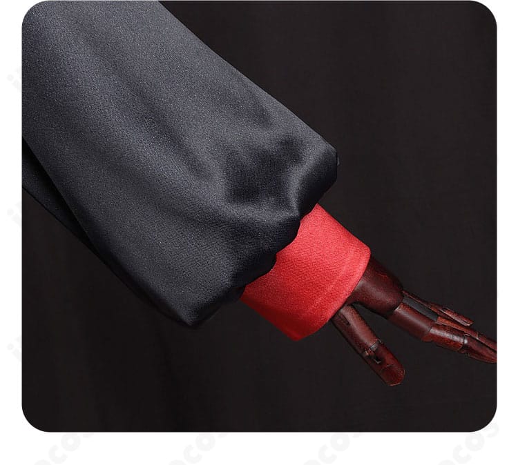 袖周りの装飾ディテール。端正なエッジとステッチが際立つ近影。