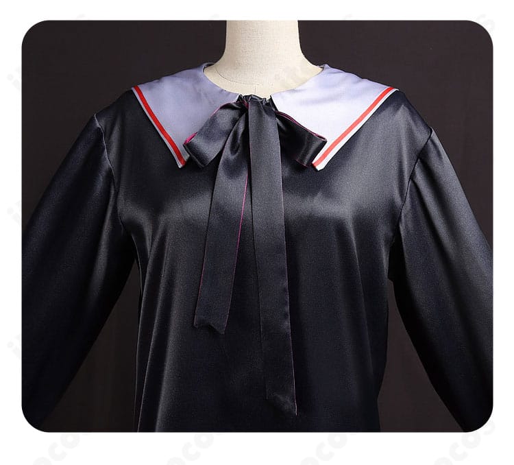 装飾ステッチと縫製のアップ。襟元やパネル切替の精緻な作りを強調。