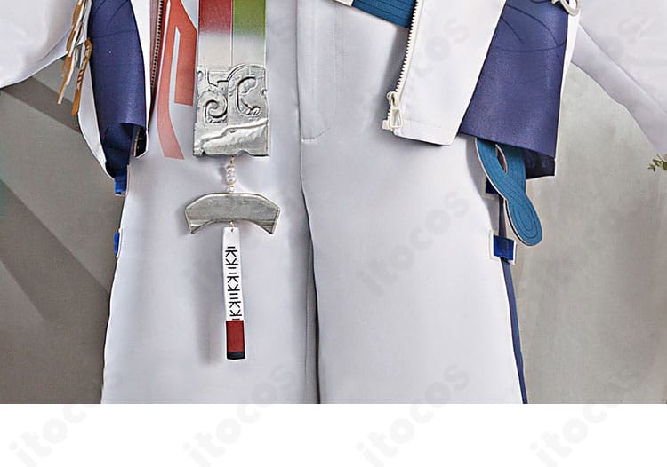 シュウ衣装の腰飾りディテール。ベルト、チェーン、紐装飾の配置と質感のクローズアップ