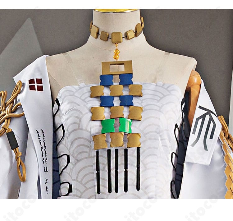 シュウ衣装の正面ディテール。胸元の装飾、留め具、配色ラインの近接ディテール