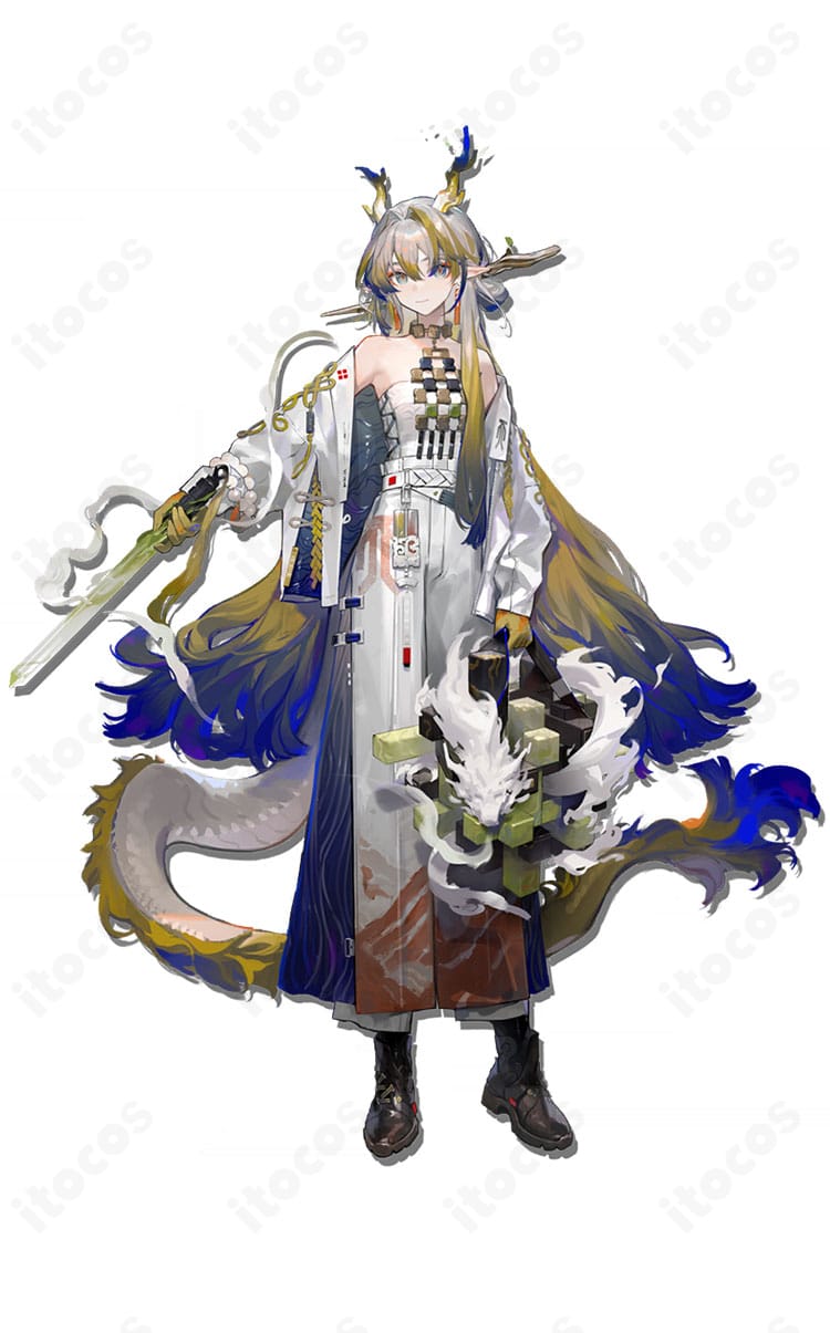 アークナイツ シュウのコスプレ衣装 全身。角とエルフ耳、ロングコートとアクセ一式のトータルコーデ全景