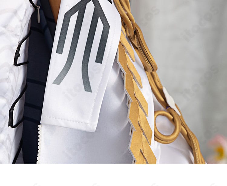 シュウ衣装 右肩・袖の装飾。肩章、袖口の装飾テープと金属風パーツの質感が分かる写真