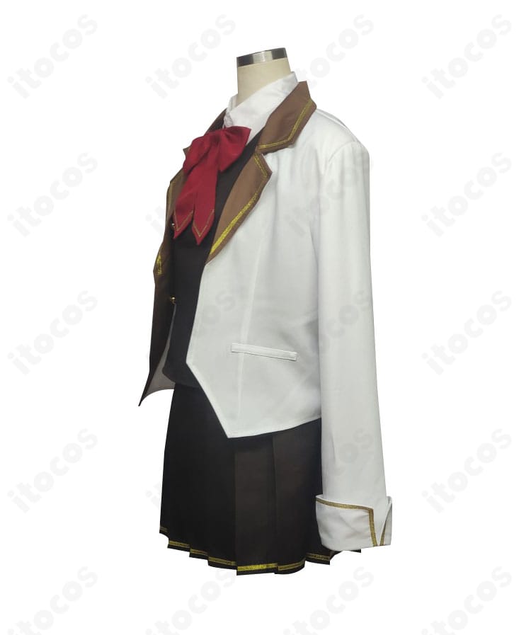 側面全身画像：アリサ・ミハイロヴナ・九条の学園制服コスプレ。コートのラインとスカーフの見え方を確認できる。