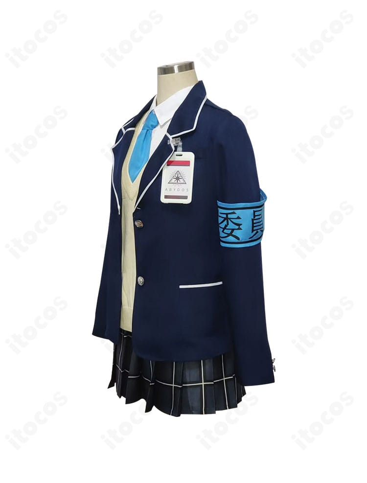 奥空アヤネ 制服コスプレの側面。コートのラインとスカートのシルエット、袖口の意匠が確認できるサイドビュー。