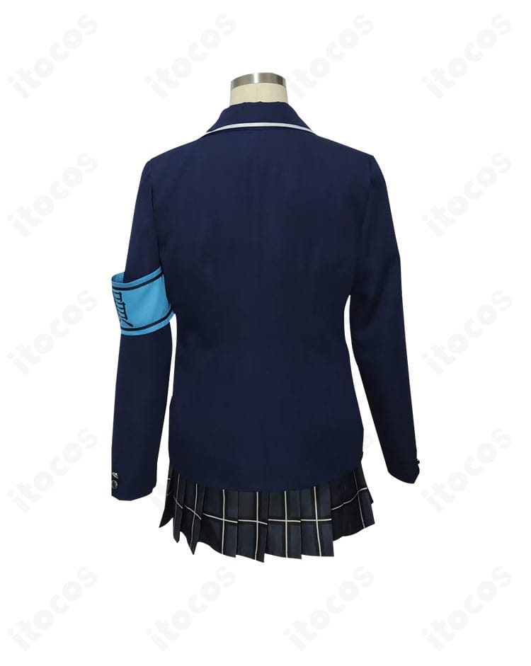 奥空アヤネ 制服コスプレの背面。背中のシームや裾のライン、背面装飾まで再現したバックショット。