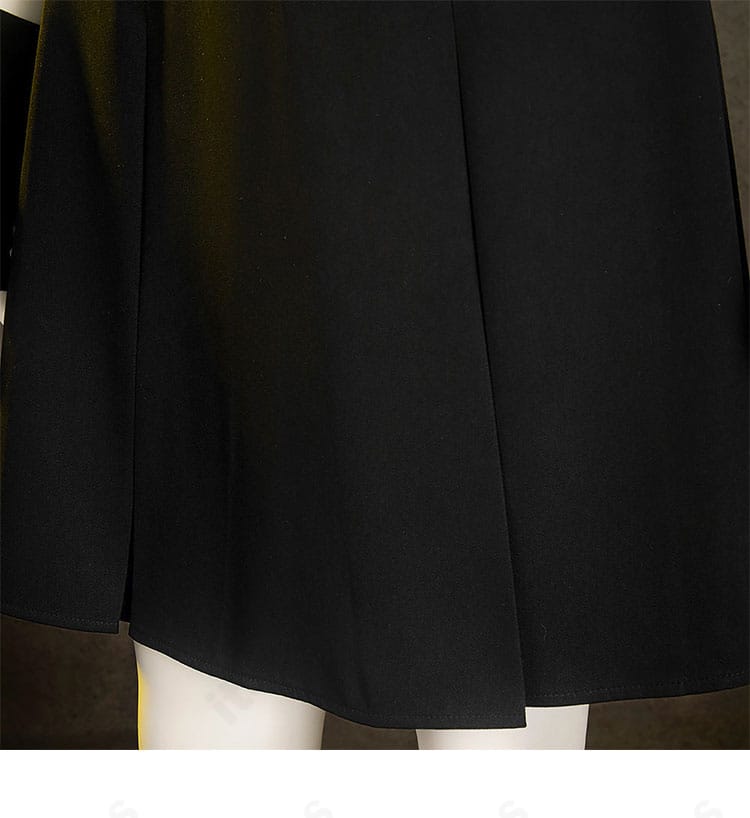 新戦闘服の裾装飾ディテール。縁取りと生地の落ち感を捉えた写真。