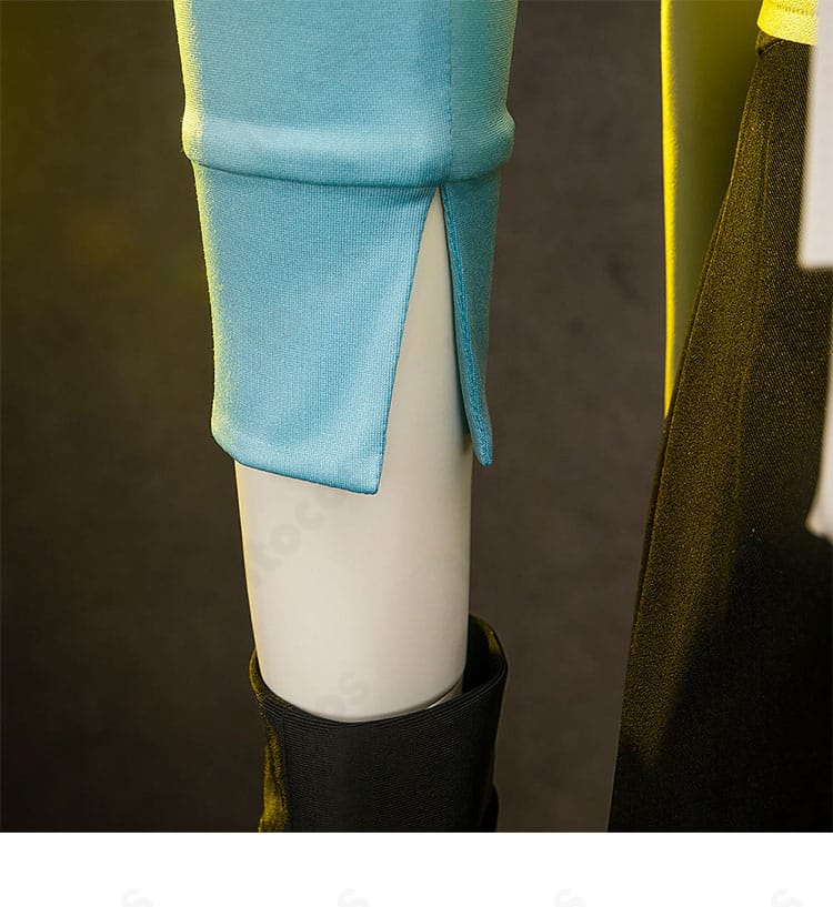 新戦闘服の袖口ディテール。カフの形状とステッチワークに焦点を当てた画像。