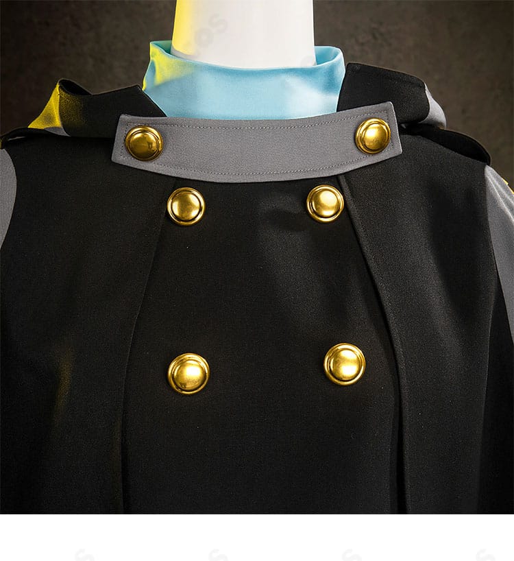 新戦闘服の襟元とボタン装飾のアップ。端正な襟と金具の質感がわかるディテール写真。