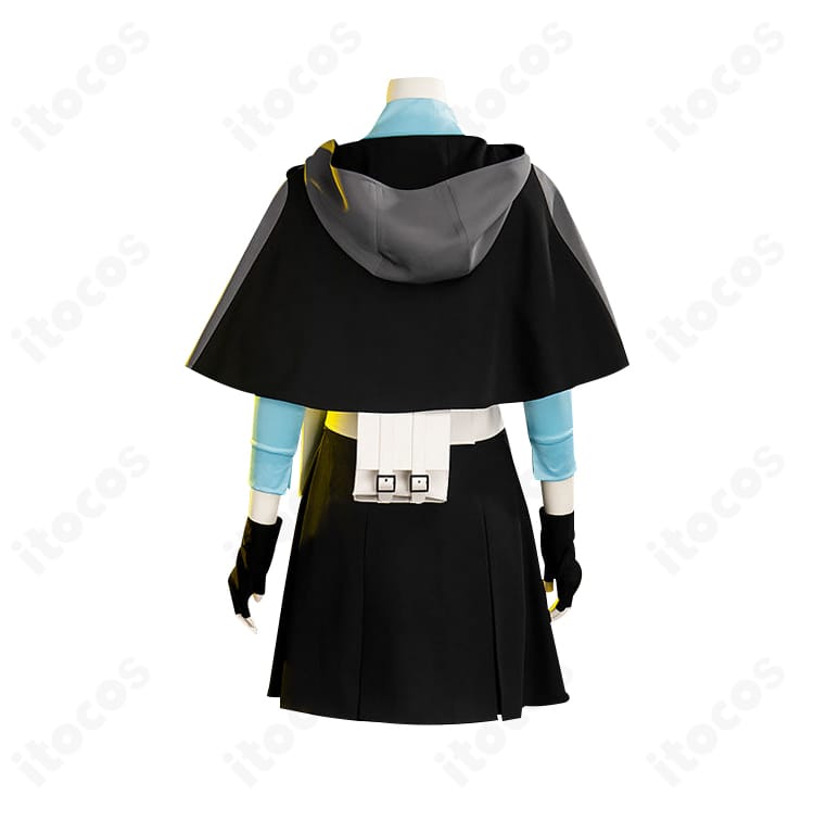 山岸風花 新戦闘服コスプレの背面。マントのドレープと背面ベルトの配置が見える角度。