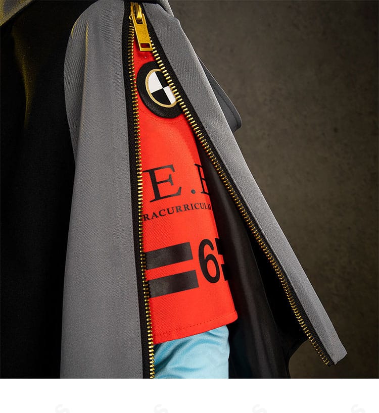 新戦闘服左肩の袖ディテール。ステッチと装飾ラインの仕立てを近距離で撮影。