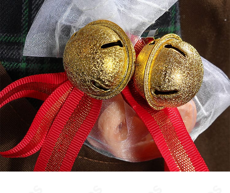 鈴飾りの詳細。金属パーツの光沢と取り付け部の仕上げを示す接写