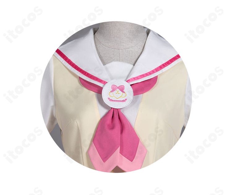 襟元装飾のディテール。精緻な刺繍とスカーフ結び目、胸元のアクセントを近距離で撮影。