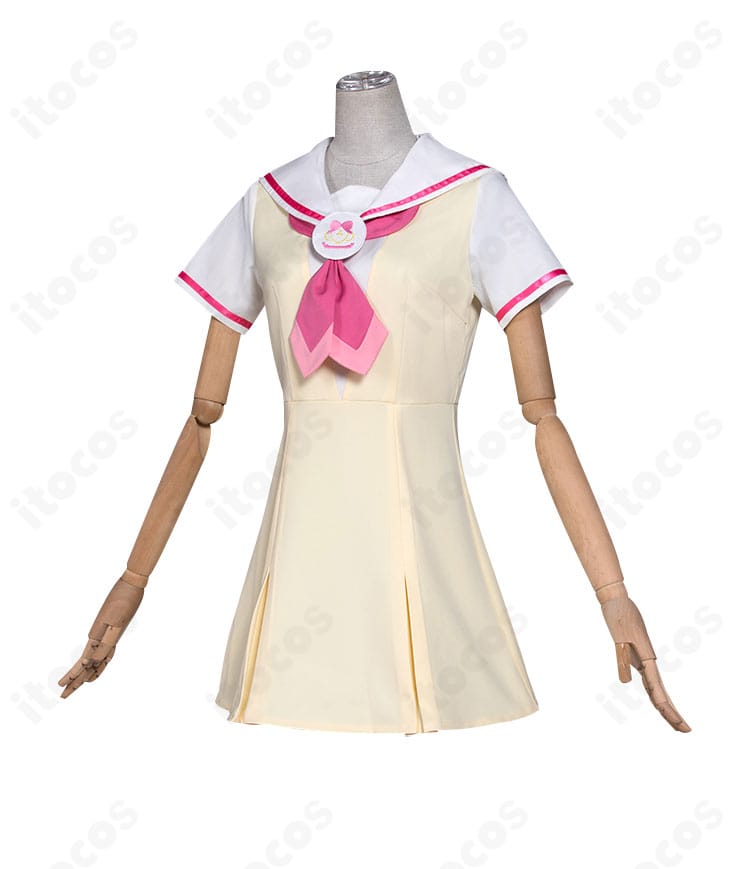 冬服制服スカートの側面ディテール。立体的なシルエットと動きに合わせた広がり方を示す写真。