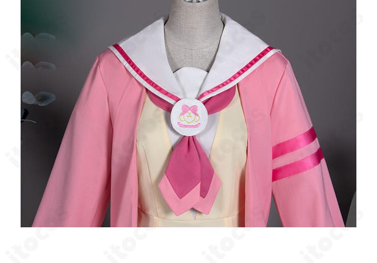 コスチューム全体の装飾ディテール。コートのボタン配置、配色、クラシックで高級感のある意匠を網羅。