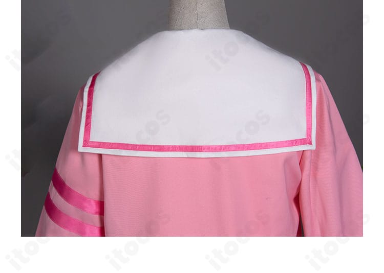 披肩（ショール）装飾のディテール。冬服らしい温かみのあるケープ風デザインの質感を表現。