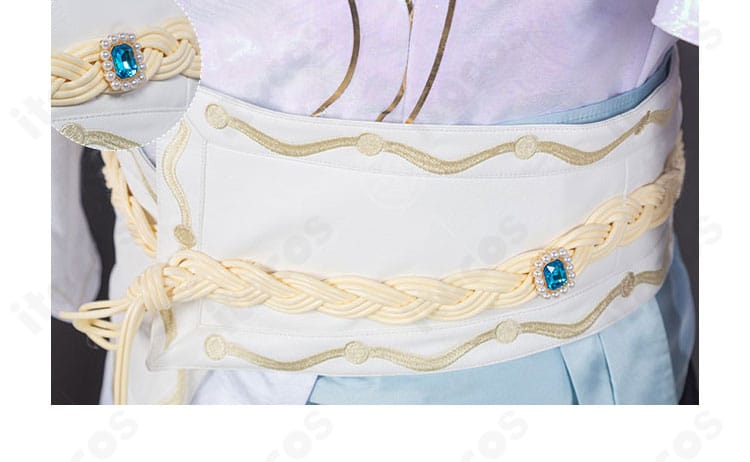 腰飾りのディテール。装飾紐と意匠パーツの質感で高級感を表現。