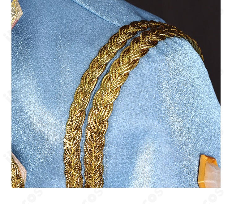 肩部のエポレット風装飾の近接。立体感と縁取りの様子が分かる画像