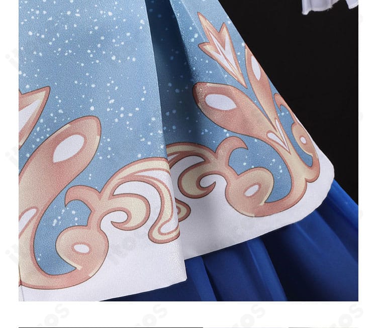 コート裾（ヘム）の装飾ディテール。縁取りと模様の配置が確認できる画像