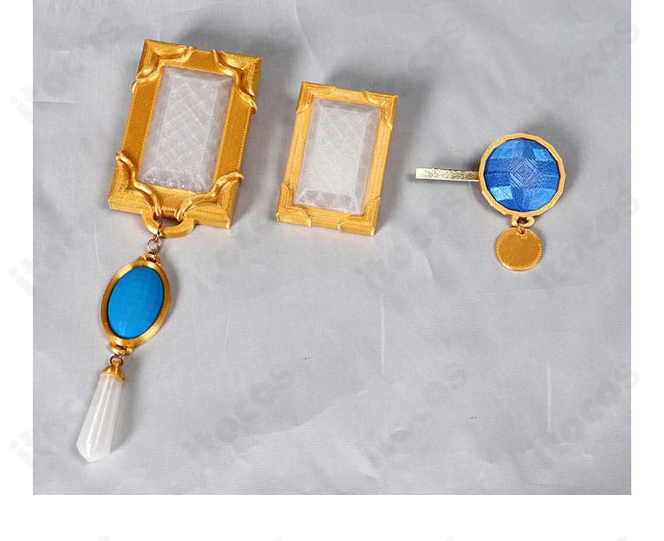 小さな王冠アクセサリーのクローズアップ。王冠の形状と装着イメージが分かる画像