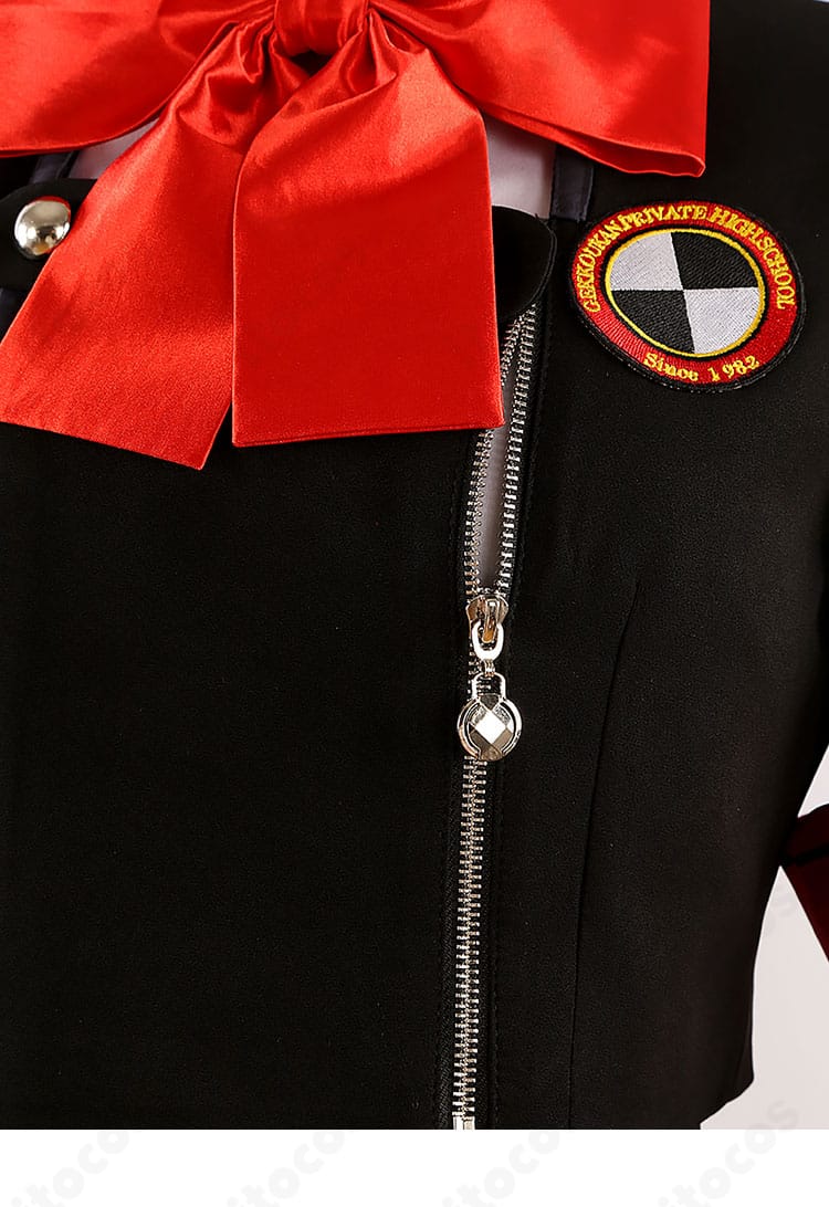 汐見琴音（ハム子）コスプレの胸元ディテール。ジャケットのラペル、スカーフの重なり、ボタン配置。