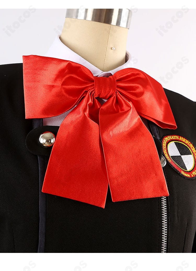 汐見琴音（ハム子）コスプレの赤いスカーフ拡大。月光館学園制服の象徴的アクセントと結び目のボリューム。