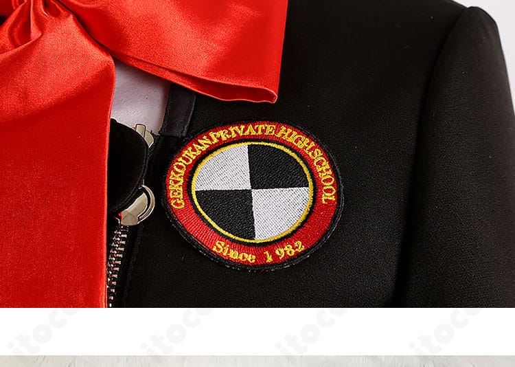 汐見琴音（ハム子）コスプレの胸元エンブレム拡大。月光館学園制服に合わせたロゴ風装飾の質感。