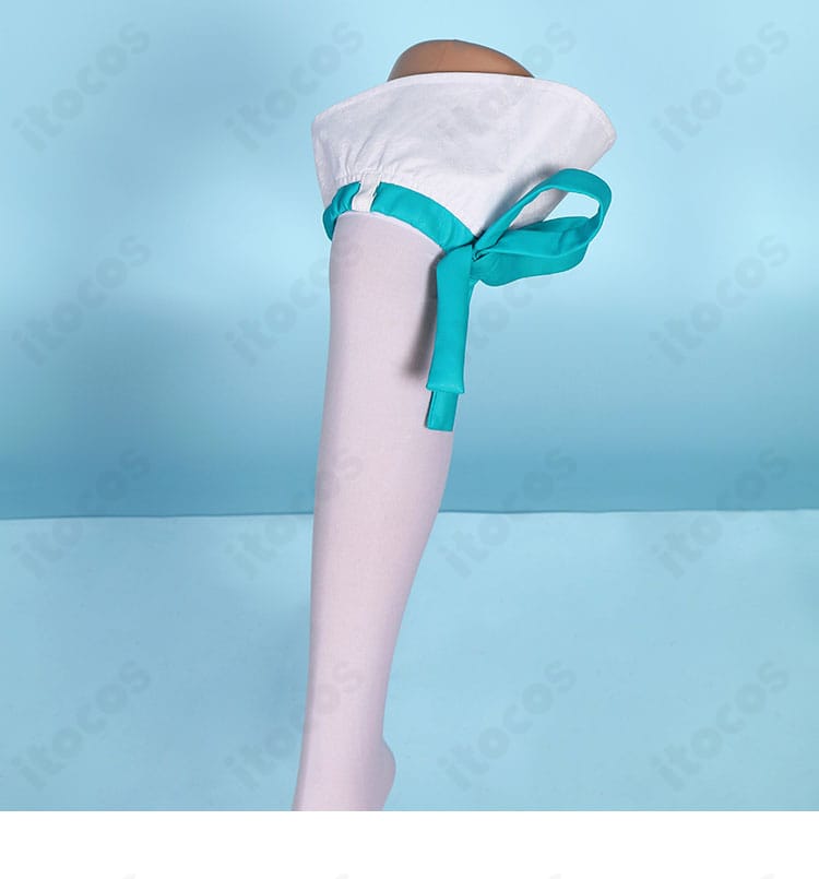 巫女服コスプレ衣装の足元ディテール。靴下の丈感と配色バランス