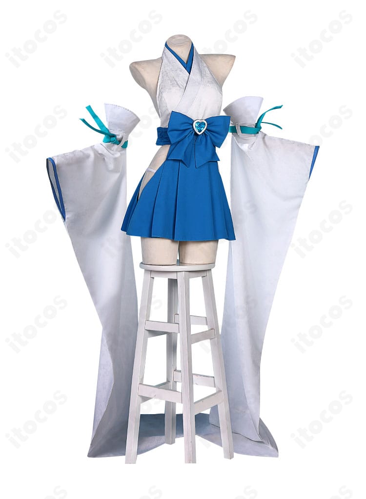 巫女服コスプレ衣装の側面ディテール。袖の広がりとラインの美しさを強調