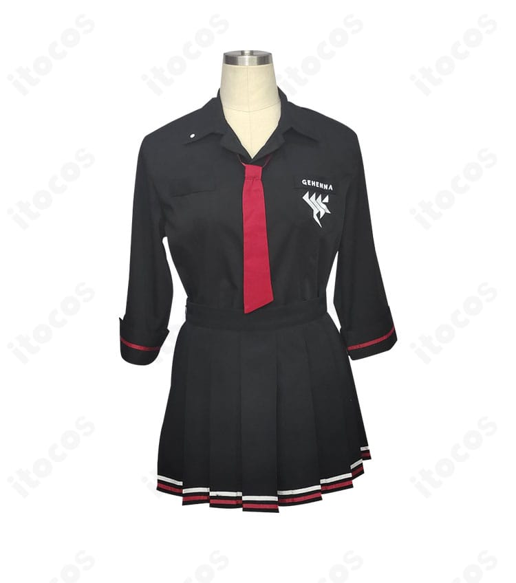 旗見エリカ 学園制服コスの前面ディテール。シャツの襟元、ネクタイ結び、プリーツの立ち上がり。