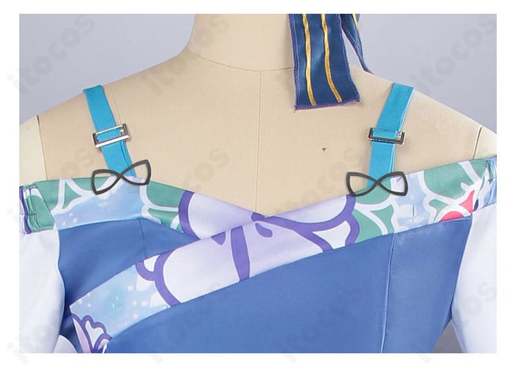 襟元の装飾ディテール。刺繍風意匠と襟周りのアクセントで上品さを表現