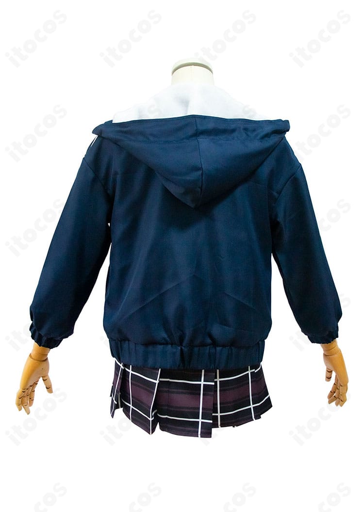 井芹仁菜 コスプレ衣装の背面。コートの丈感と後ろ姿のバランス、スカートの落ち感が分かる画像。