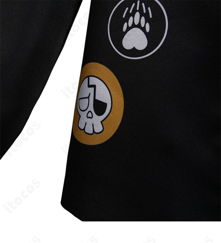 裾周りのデザイン詳細。全体のシルエットを引き締める仕立て。