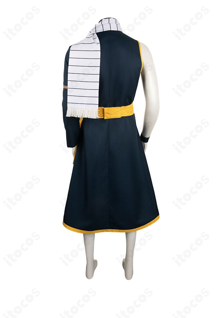 ナツ・ドラグニル衣装 背面。肩から腰までのシルエットとコート裾の落ち感を示すカット。