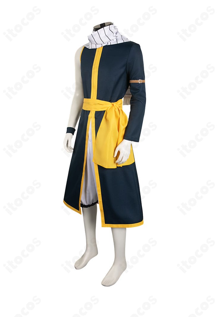 ナツ・ドラグニル衣装 側面。コートのラインと袖装飾、腰帯の重なりが分かるアングル。