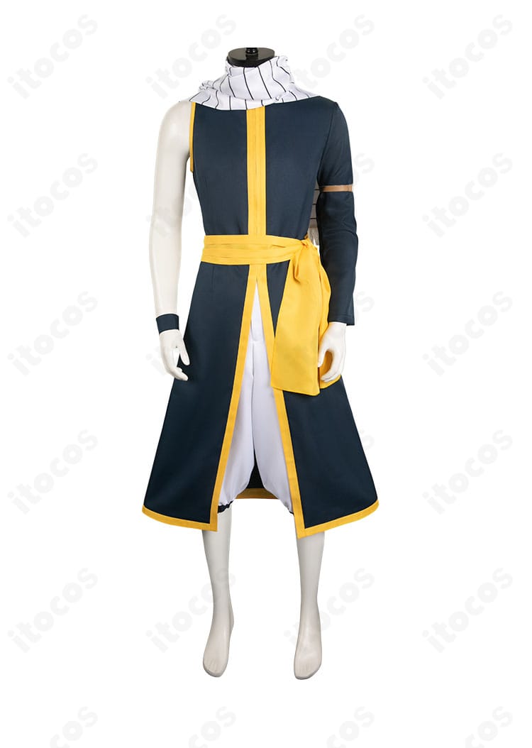 ナツ・ドラグニルのコスプレ衣装 正面全身。コート、ズボン、マフラー、腰帯までのディテールが分かる写真。